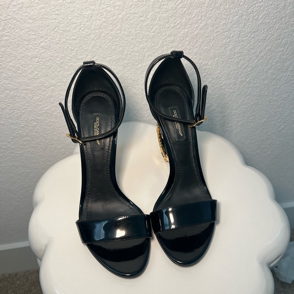 Dolce & Gabbana Black Patent Leather sandals with baroque DG detail - Picture 3 of 17